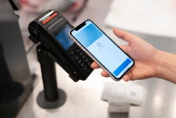 Почему в некоторых магазинах нельзя рассчитаться через телефон, пояснил глава Нацбанка