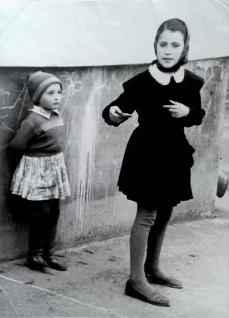 1967 год. Игра в классики. Наташа (слева) очарована процессом.