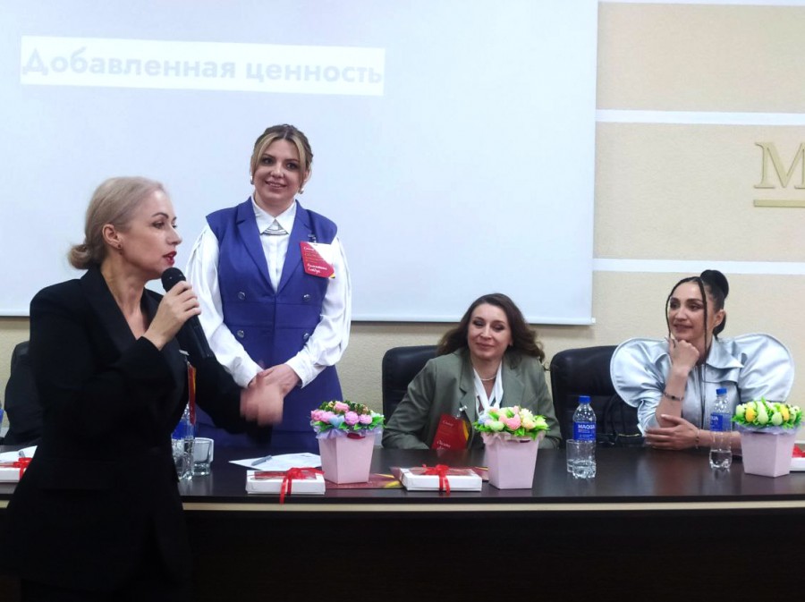 Ирина Агибалова, Валентина Гайдук на бизнес-форуме «Масштаб». 13 апреля 2024 года, гостиница «Могилев».