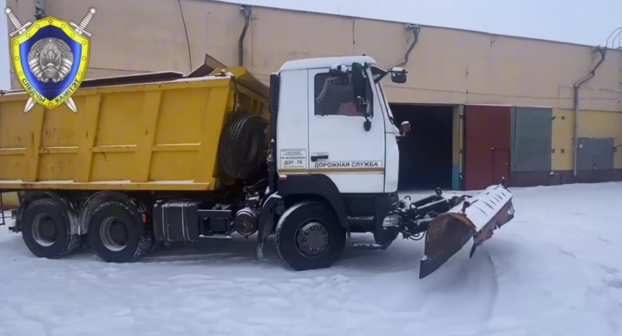 Поскользнулся и упал на крутящийся шнек: в Дрибине погиб водитель снегоуборочной техники