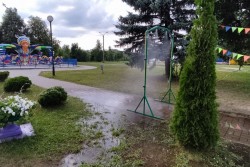 В Могилеве появилась «водяная арка»: бесплатно принять прохладный душ может любой желающий