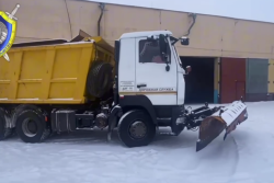 Поскользнулся и упал на крутящийся шнек: в Дрибине погиб водитель снегоуборочной машины