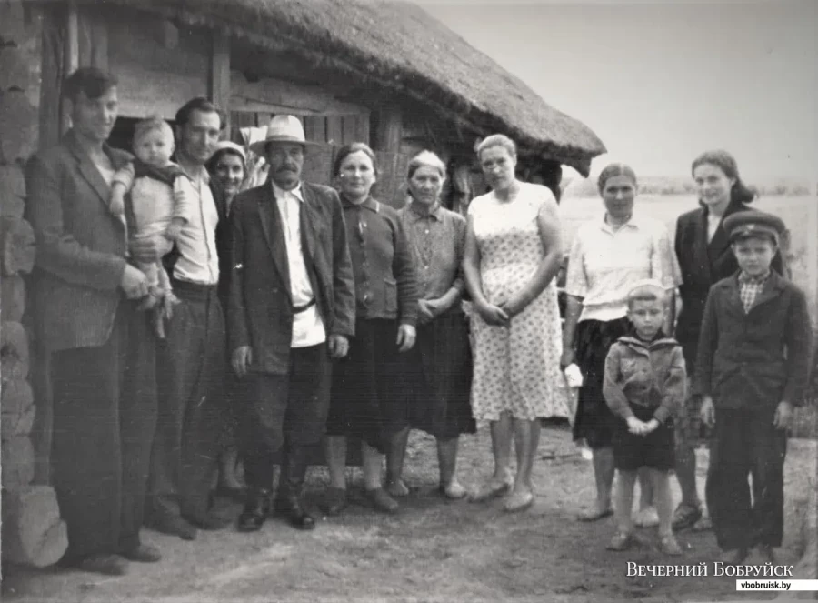 1960 год. Маленький Женя (в тюбетейке) в деревне Кострище.