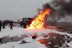 В Бобруйском районе на трассе загорелся бензовоз. Горящее топливо вылилось на дорогу (видео). Дополнено