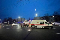 На главной улице Бобруйска иномарка сбила троих пешеходов. Пострадавшие госпитализированы (видео наезда)