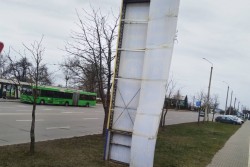 Поваленное дерево и поврежденный щит. Бобруйский ГРОЧС ликвидировал последствия сильного ветра