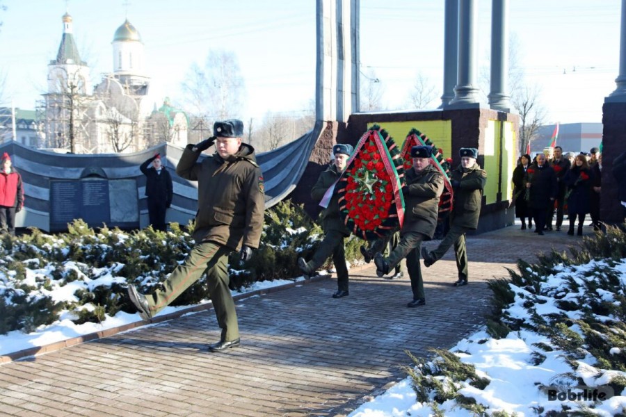 В День защитников Отечества в Бобруйске возложили венки и цветы к братской могиле воинов Советской Армии. Фотофакт