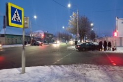 На улице Бахарова в Бобруйске столкнулись Chrysler и Renault. Машины сильно разбиты