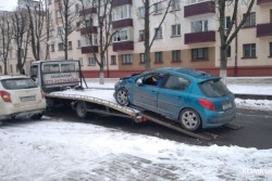 На площади Ленина в Бобруйске Kia и Peugeot от столкновения выехали с проезжей части