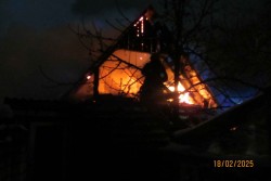 За вечер в Бобруйске произошло два пожара: горели баня и дом. Огонь задел и соседей (видео)