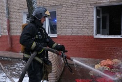 «Приезжайте скорее… из форточки густой дым». В Бобруйске на пожаре спасли двоих человек (видео)