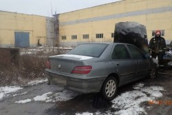 На улице Чехова в Бобруйске горела иномарка. Пожарных вызвали очевидцы (видео)