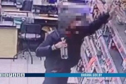 Бобруйчанин пронес мимо кассы несколько бутылок алкоголя. Радость была недолгой (видео)