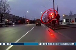 Двое бобруйских водителей наказаны на проезд на «красный». На видео мы нашли еще одно нарушение