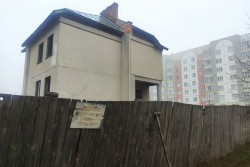 Недостроенные коттеджи в 5 микрорайоне Бобруйска сносят, но не все. Узнали, почему