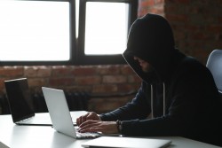 Онлайн-мошенники меняют тактику: отправляют «посылки» и зовут в «инвесторы»