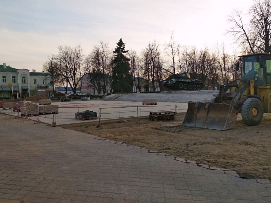 Новую плитку укладывают к 9 мая на площади Победы в Бобруйске