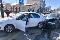 Воскресное ДТП в Бобруйске: в стоящую на «красный» такси въехал Nissan