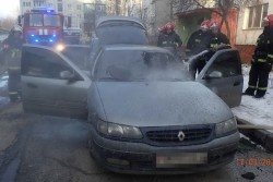 На дворовой парковке в Бобруйске загорелась иномарка. Рядом стояли другие машины (видео)