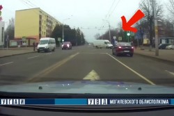 Не пропустил встречного и «влетел» на штраф. ГАИ Бобруйска показала, как это бывает (видео)