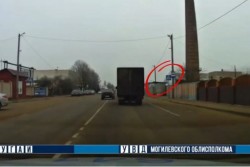 В Бобруйске водитель совершил опасный обгон и временно стал пешеходом (видео)