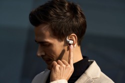 В Беларуси стартуют продажи беспроводных наушников Huawei FreeArc с каплевидными дужками и водозащитой IP57