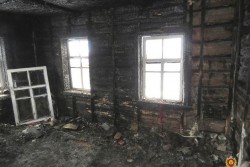 Под Бобруйском специалист по установке окон решил помочь растопить печь и устроил в доме пожар