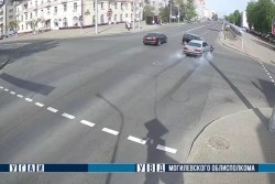 Поворачивал налево и не пропустил. ГАИ показала момент аварии с пожаром на бобруйском перекрестке (видео)