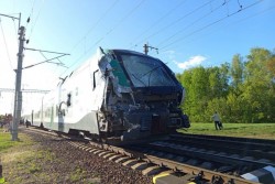 Недалеко от Бобруйска пассажирский поезд столкнулся с автомобилем-лесовозом. Грузовик выехал наперерез электричке (обновлено)