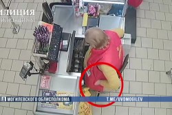 Не вставая с рабочего места. Кассир бобруйского магазина воровала деньги (видео)