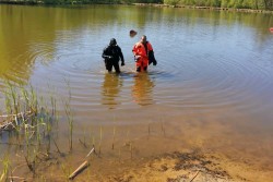 Воды – как летом. Бобруйские водолазы почистили озеро у профилактория «Шинник»