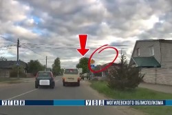 В Бобруйске водитель обгоняла на «зебре». В этот момент на пешеходный переход вышли трое детей