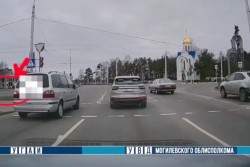 Сначала проехал на красный, а после свернул, где нельзя. Бобруйчанин за поездку дважды нарушил ПДД (видео)