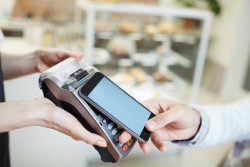В магазинах сети «Корона» расплатиться с помощью смартфона больше не получится