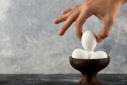 Как быстро почистить вареное яйцо: это работает!