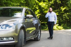 В вашем дворе месяцами стоит бесхозный автомобиль: что делать