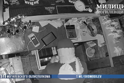 В Могилеве вор ночью забрался в кафе и украл из кассы выручку