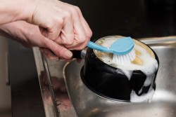 Как отмыть кастрюлю и сковороду за несколько минут: уйдут не только свежие пятна, но и застарелые загрязнения