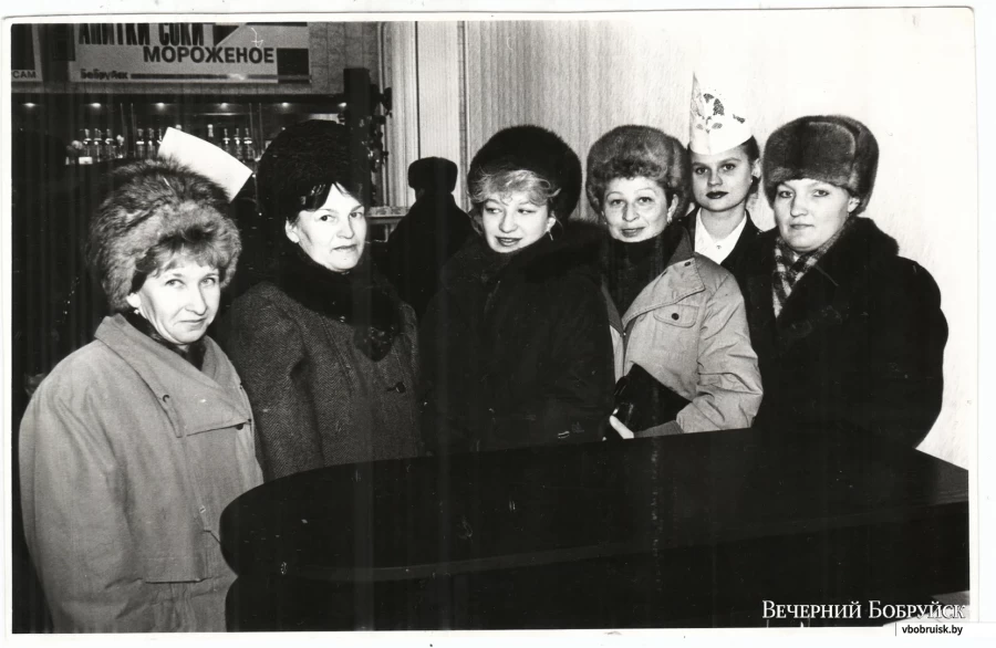 Бобруйск, январь 1997 г. Татьяна Тризна (третья справа) и другие работницы в своем универсаме на Минской.