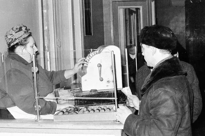 Калькуляторы советской торговли 1970-80-х – металлический и контрольный деревянный. Фото с back-in-ussr.com