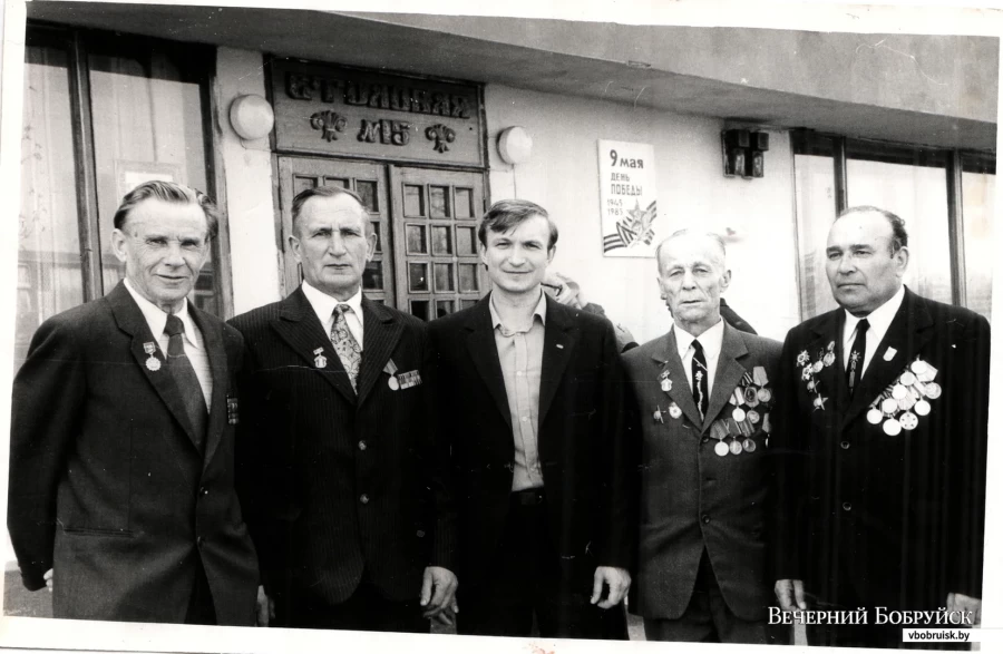 «Бобруйскдрев». 1980-е. Слева направо – Игорь Гайдучик, имя не вспомнилось, Петр Тризна, Иван Шкутов, Иван Койпиш.