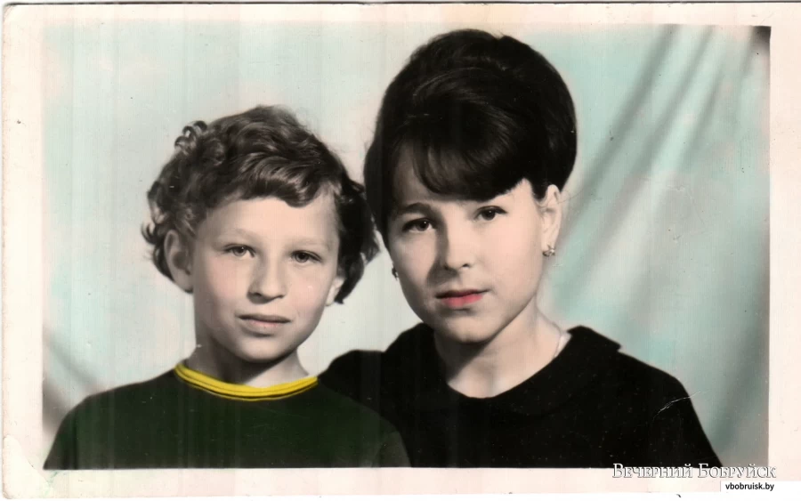Татьяна Койпиш (примерно 8 лет) со старшей сестрой Людмилой. Фото студии у базара.