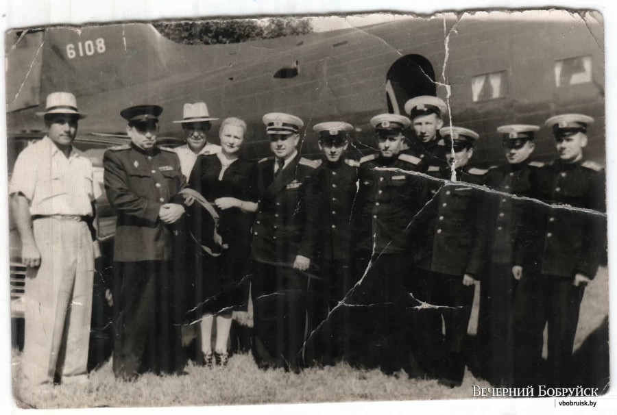 Экипаж Ивана Койпиша с командующим Балтийского военного округа.