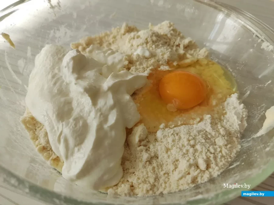 Добавить яйцо, сметану и вымесить мягкое тесто