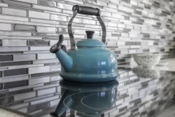 Без соды и уксуса: как очистить чайник от накипи