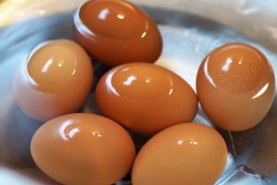 Зачем лить уксус в кастрюлю с яйцами и сыпать соду в омлет: полезные кулинарные трюки