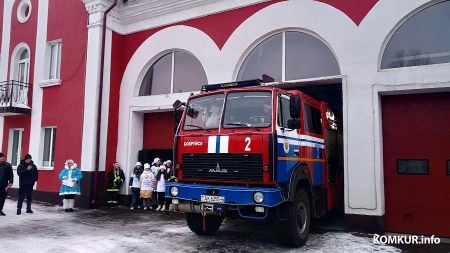 К бобруйской детворе Дед Мороз приехал на пожарной машине