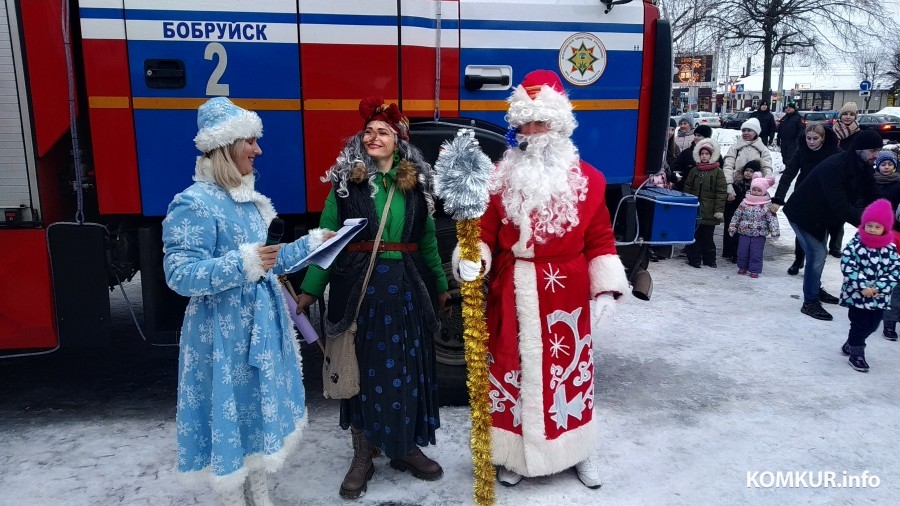 К бобруйской детворе Дед Мороз приехал на пожарной машине