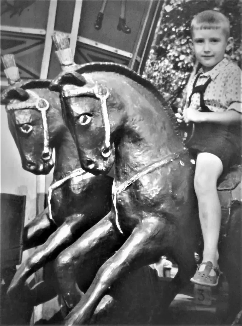 1962 год. Женя и его любимые коники в детском парке.