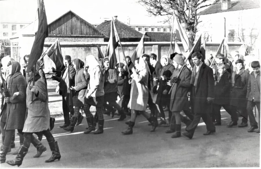 1969 год. Женин класс на демонстрации.